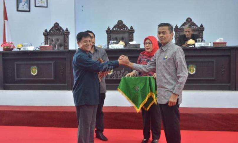Penyerahan 3 Raperda oleh Wakil Bupati (Muhammad Thahar Rum) di terima langsung Ketua DPRD (Machfud Yunus) Kabupaten Luwu Utara 