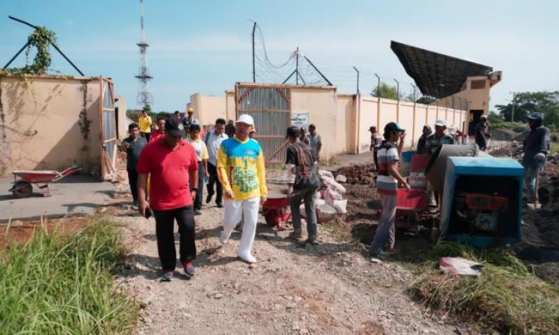Gubernur meninjau proses pembangunan venue PORWIL Sumatera X Tahun 2019 Provinsi Bengkulu, di Stadion sawah lebar, Sabtu kemarin. 