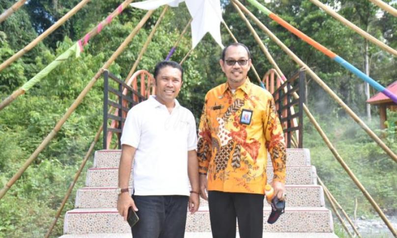 Kadis Pariwisata Kab Luwu Utara bersama Kepala BPKP mengunjungi dan memperkenalkan ke obyek wisata pemandian air panas di Pincara