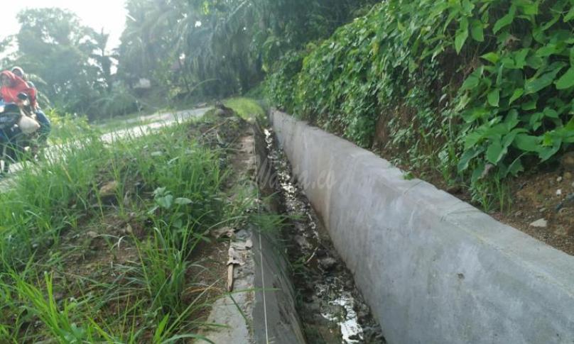 Warga keluhkan paket pembangunan siring drainase yang di kerjakan asal-asalan oleh pihak kontraktor