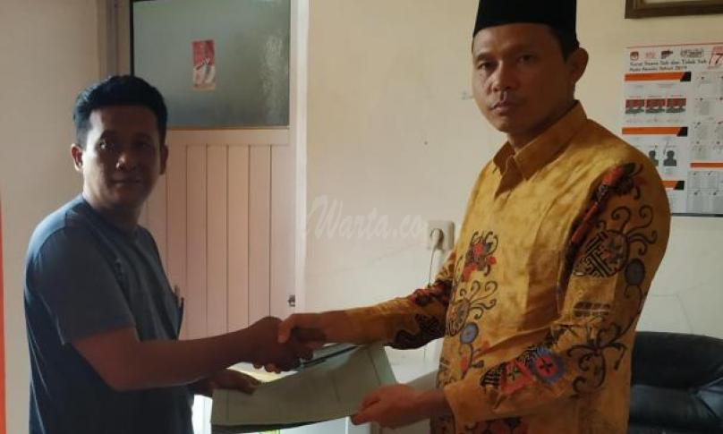 Penyerahan surat pergantian Alm Ahzan Yoris diterima Ketua KPU Seluma, Sarjan Efendi