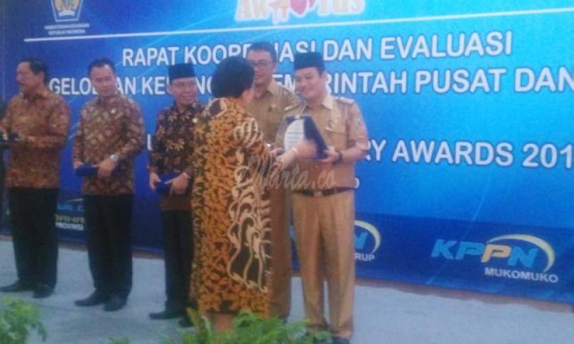 Penyerahan penghargaan Treasury Awards 2019 kepada Kepala Dinas Kesehatan Provinsi Bengkulu, Herwan Anthoni, M. Kes