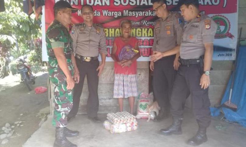 Polsek dan Koramil Baebunta serahkan bantuan sosial untuk 3 KK kurang mampu