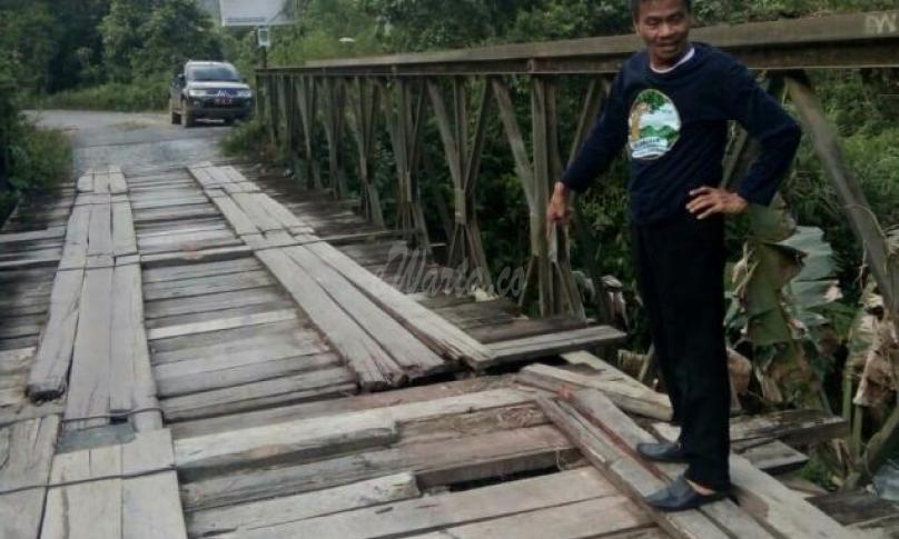 Wabup Luwu Utara, Muhamnad Tahar Rum meninjau langsung lokasi terjatuhnya Alm Bripda Ronaldo Naspatiko jembatan di Kanandede Kecamatan Rongkong, Luwu Utara, Sulawesi Selatan