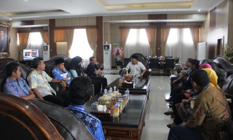 Gubernur Bengkulu Rohidin Mersyah pada audiensi dengan Pimpinan Bank BTN beserta Perum Percetakan Uang Republik Indonesia (PERURI) terkait kegiatan BUMN Untuk Negeri dan Diskusi Tentang Dana CSR dari Bank BTN untuk Pembuatan Patung Fatmawati, di Ruang Kerja Gubernur Bengkulu