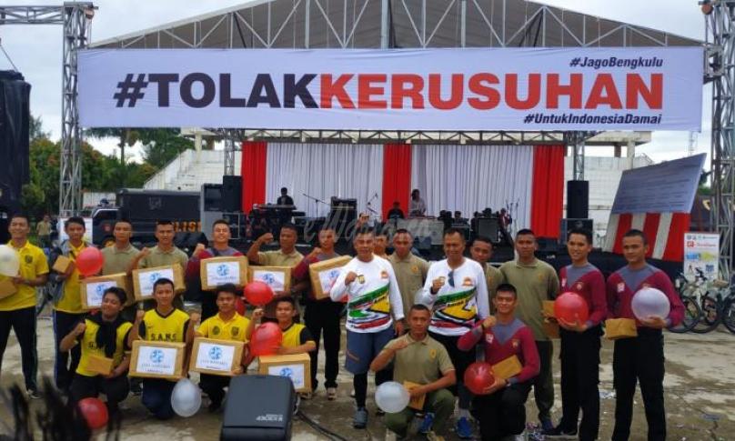Kapolda Bengkulu berswafoto bersama para pemenang yang beruntung mendapatkan doorprise dalam acara Deklarasi Tolak Kerusuhan, Fun Bike dan Olah Raga bersama