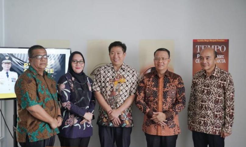 Gubernur didampingi Asisten II dan Kadiskominfotik Provinsi Bengkulu bersama juri IAA 