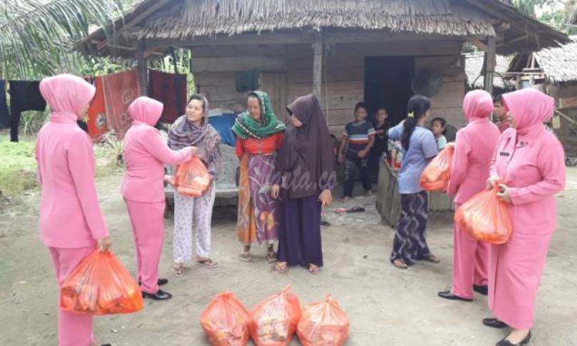 Pemberian bantuan kepada warga kurang mampu oleh Bhayangkari Brimob Baebunta, Luwu Utara