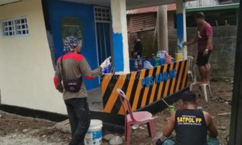 Anggota Satpol PP membantu rehap pos kamling