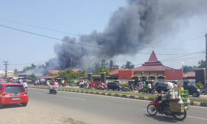 Terlihat kepulan asap kebakaran dari kejauhan