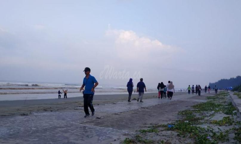 Olahraga santai di Pantai Panjang Bengkulu, badan sehat, pikiran fress hati pun riang 