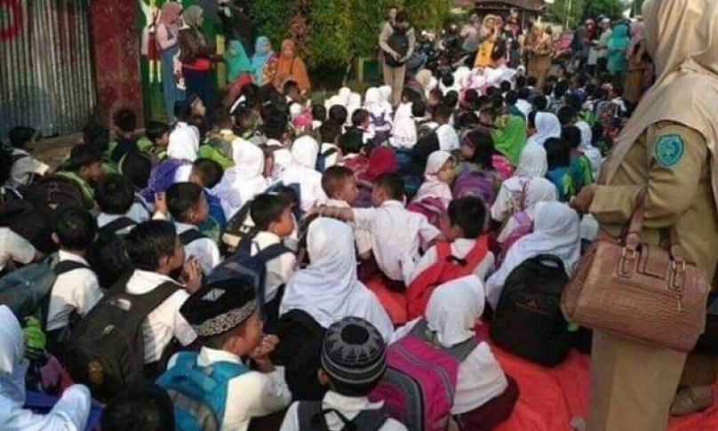 Disegel! Siswa-Siswi SD Negeri 62 Kota Bengkulu belajar ditengah jalan dibawah teriknya matahari, Foto dokumen Senin (22/7). 