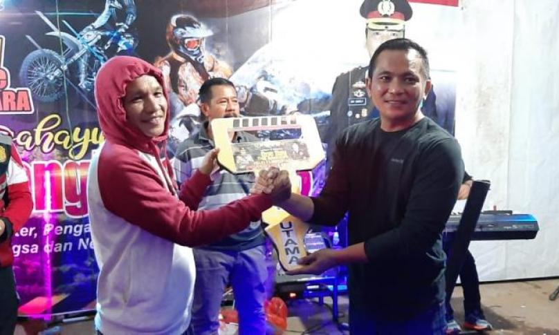 Penyerahan hadiah dan dooprise bagi pemenang Adventure Trail