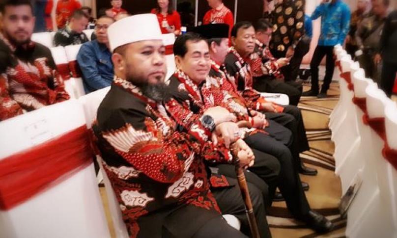 Walikota Bengkulu (H. Helmi Hasan, SE) tampak memegang tongkat saat menghadiri pertemuan APEKSI di Semarang