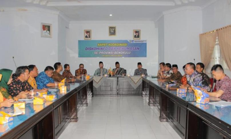 Kepala Dinas Komunikasi, Informatika dan Statistik Provinsi Bengkulu Jaduliwan memimpin Rapat Koordinasi Diskominfo dan Kehumasan Se-Provinsi Bengkulu, Kamis (4/7) yang di hadiri oleh perwakilan Dinas Kominfo Kabupaten/Kota se Provinsi Bengkulu bertempat di Aula Diskominfotik Provinsi Bengkulu.