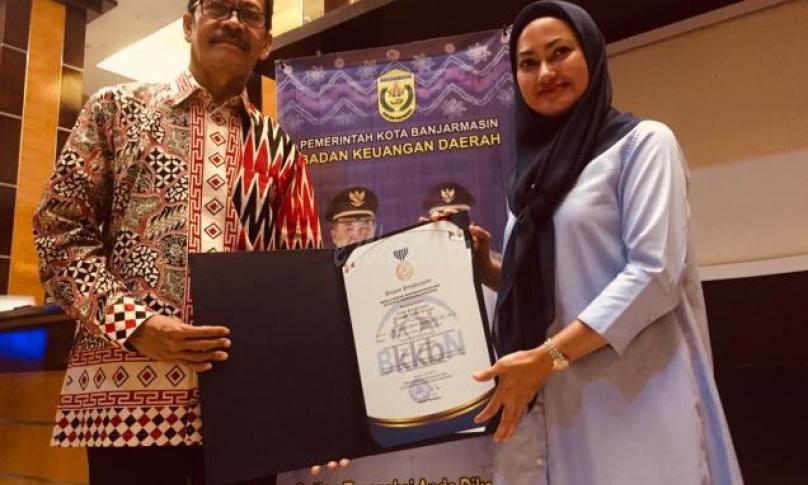 Penyerahan penghargaan diterima langsung oleh Bupati Luwu Utara Indah Putri Indriani