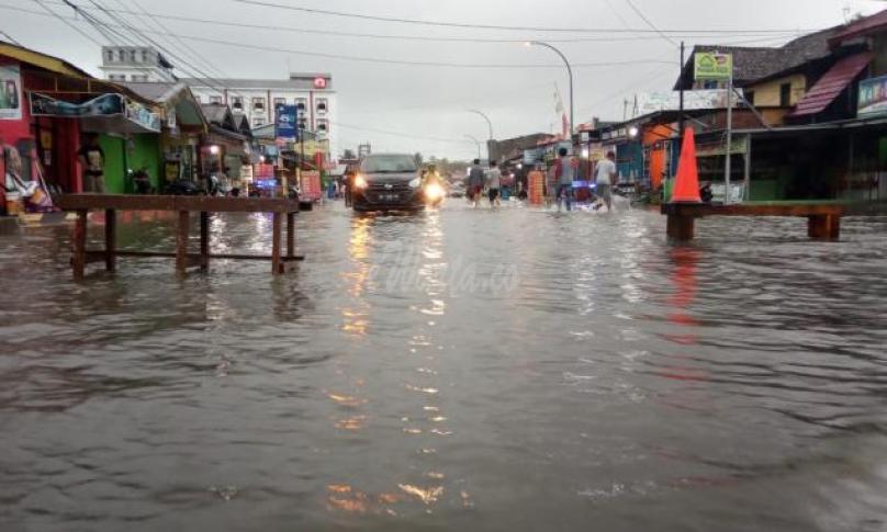 Banjir selalu menggenangi sepanjang jalan Putri Gading Cempaka, Penurunan Kota Bengkulu, Senin (8/7/2019)