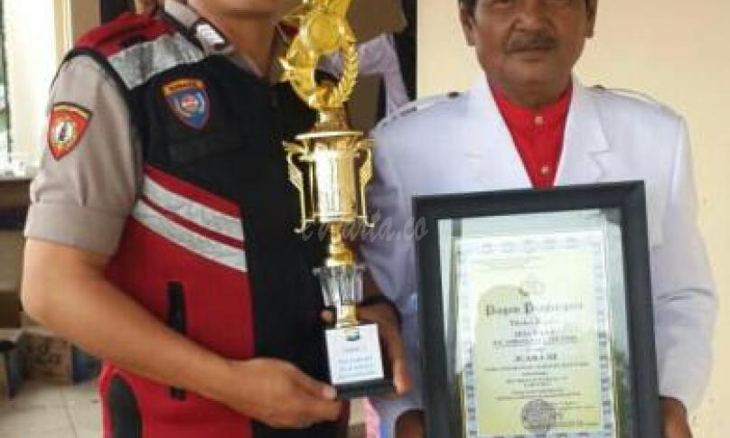 Kades Bakka di dampingi Bhabinkabtibmas terima penghargaan juara 3 