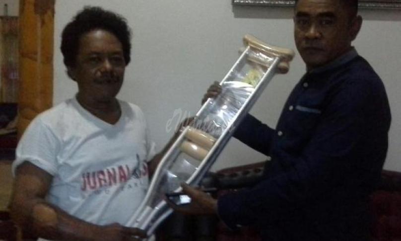 Unit Regident Polres Luwu Utara, memberikan bantuan tongkat penyanggah terhadap Wartawan alami kecelakaan akibat speed trap