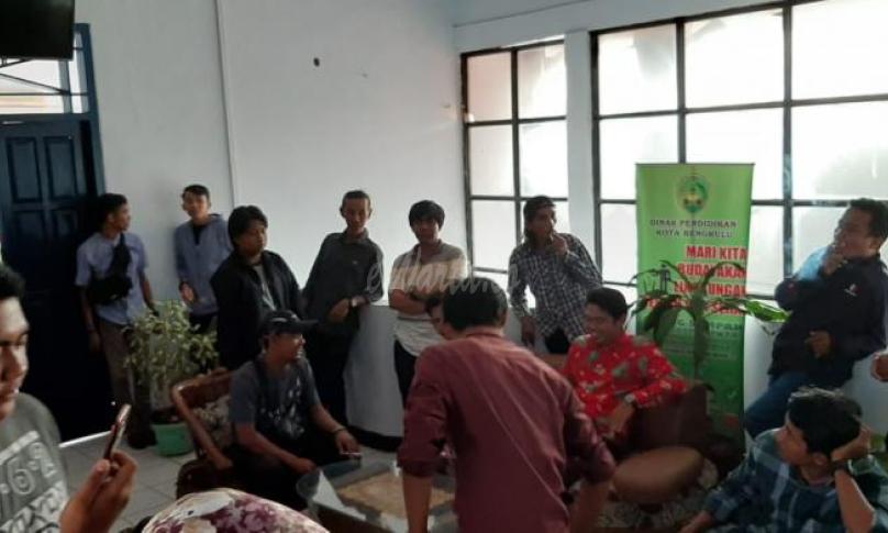 Puluhan guru seni yang tergabung dalam Gerakan Seniman Masuk Sekolah geruduk Kantor Dinas Pendidikan dan Kebudayaan Kota Bengkulu, Senin (15/7/2019)