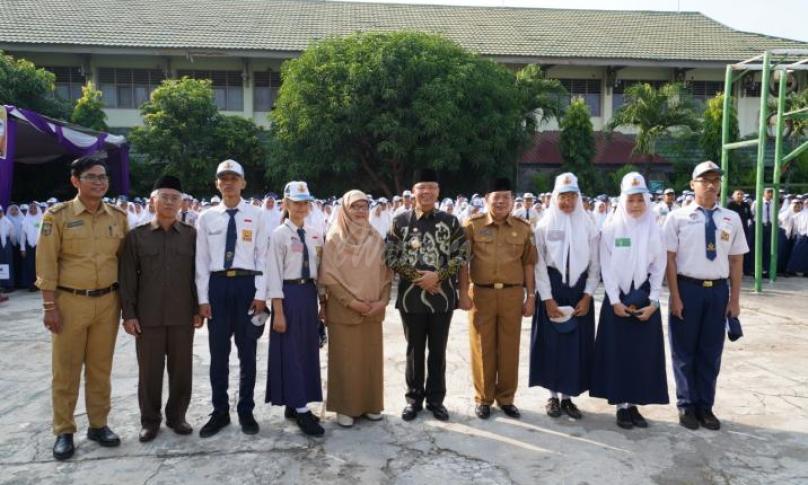 Gubernur didamping Kepala Dinas Dikbud Provinsi Bengkulu berswafoto bersama siswa dan guru 