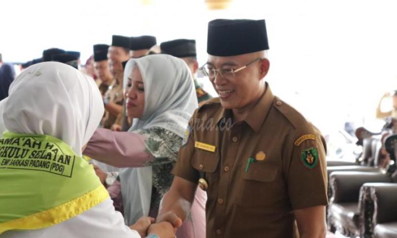 Bupati Bengkulu Selatan, Gusnan Mulyadi bersama istri lepas Jemaah Calon Haji kloter terakhir 