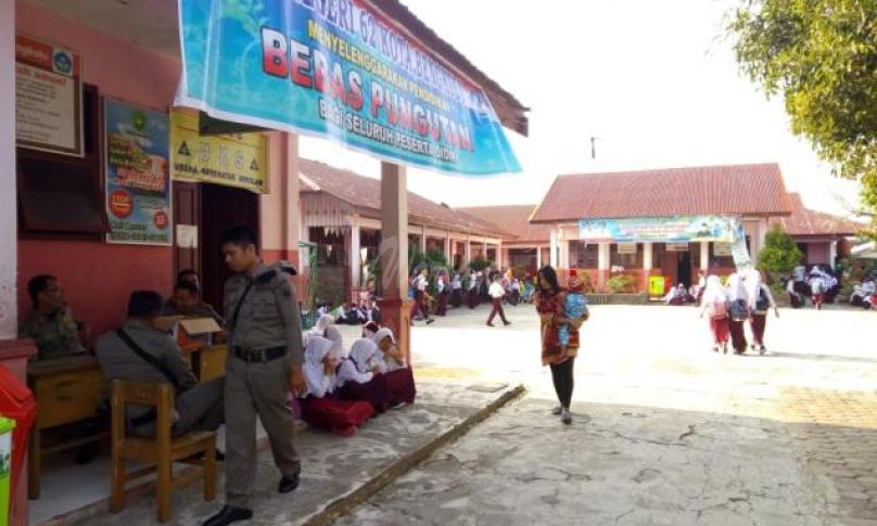 Hari pertama masuk sekolah SDN 62 berjalan lancar, tampak sejumlah anggota Satpol PP ditempatkan di sekolah ini