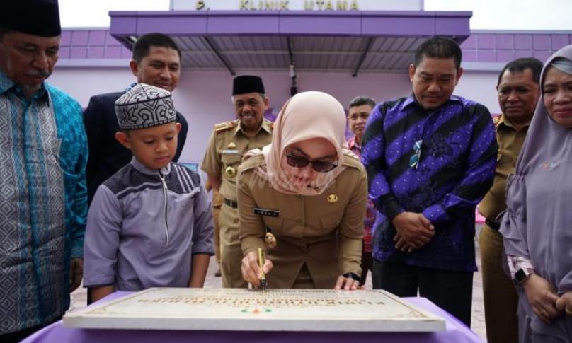 Bupati Luwu Utara tanda tangani prasasti di resmikanya klinik Utama Alif Medika