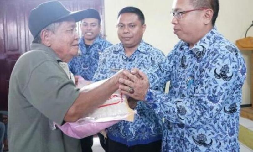 Penyerahan bantuan diserahkan langsung oleh Kepala Dinas Sosial, A. Pabeangi