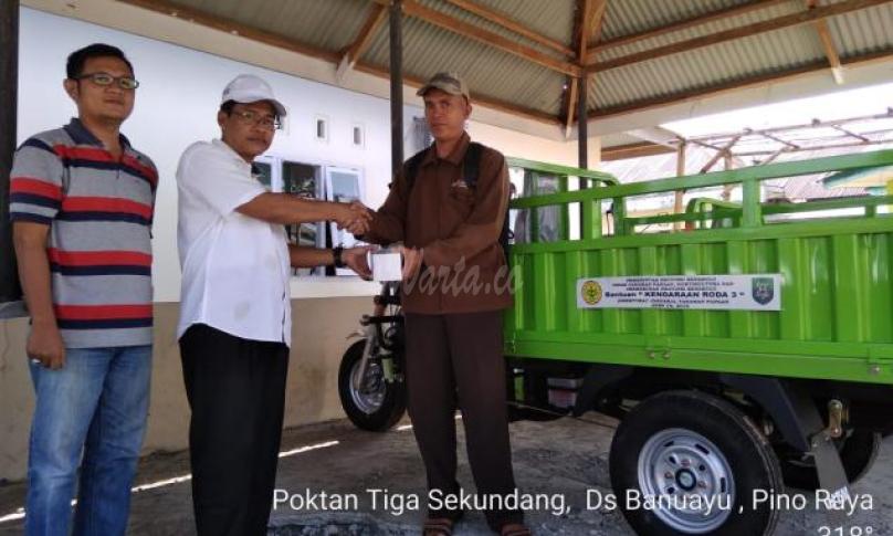 Penyerahan bantuan APPO kepada dua kelompok tani di Bengkulu Selatan