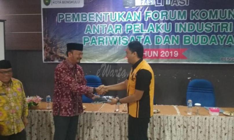 Penyerahan secara simbolis, oleh Sesda Kota Bengkulu sebagai tanda peserta forum komunikasi antar pelaku industri pariwisata dan budaya, Bengkulu, Kamis (18/7/2019)