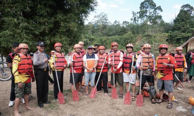 Bupati Bengkulu Selatan berswafoto bersama