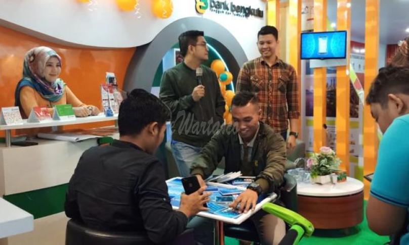 Tampak pengunjung memadati dan membuka rekening tabungan Bank Bengkulu di Stand Festival Bumi Raflesia, Minggu (21/7/2019) malam.