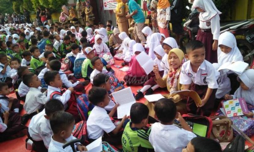 Buntut tak kunjung usainya konflik antara Pemkot dan ahli waris, Siswa belajar di tengah jalan pasca penyegelan Sekolah SD Negeri 62 Kota Bengkulu oleh ahli waris, foto dokumen: Senin (22/7)
