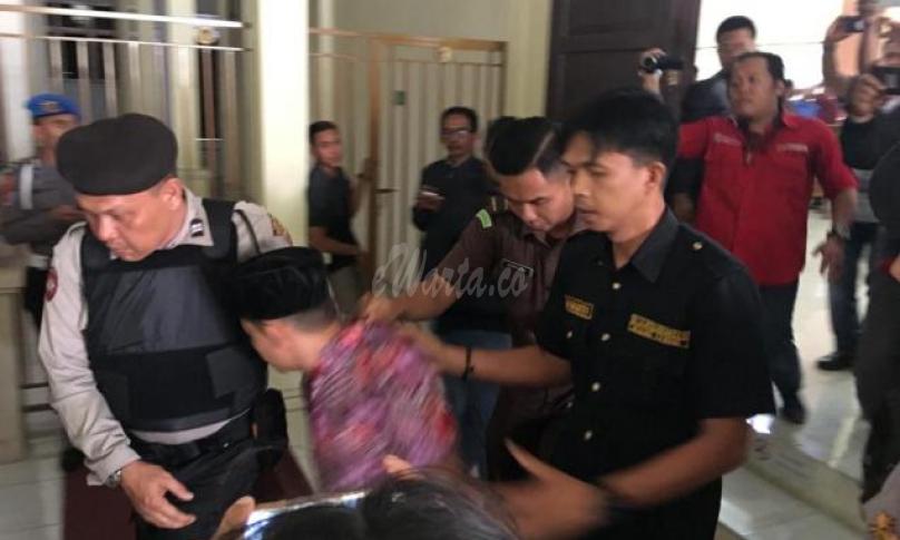 Terdakwa dalam pengawalan ketat petugas usai menjalani sidang vonis hukuman mati di Pengadilan Negeri Curup, Rabu (24/7).
