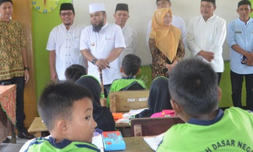 Walikota Bengkulu (H. Helmi Hasan, SE) saat mengunjungi Siswa SDN 62