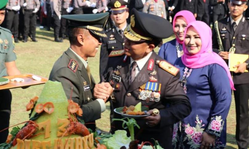 Danrem 041 Gamas memberikan kejutan kepada Kapolda Bengkulu