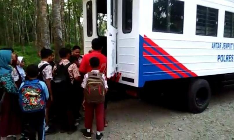 Tampak sejumlah pelajar akan menaiki angkutan gratis dari Polres Seluma
