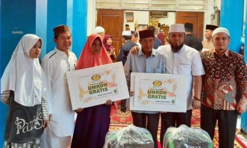 Hal ini ditandai dengan penyerahkan secara simbolis umroh untuk orangtua Mayang Sari pada saat buka puasa bersama di SMP Negeri 1 Kota Bengkulu, Sabtu (10/8/2019).