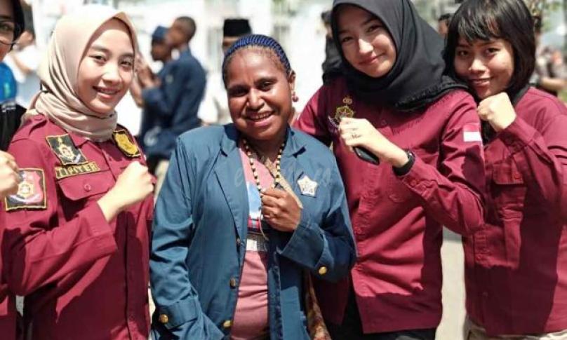 Salah satu Mahasiswi asal Papua sempatkan foto bersama dengan petugas