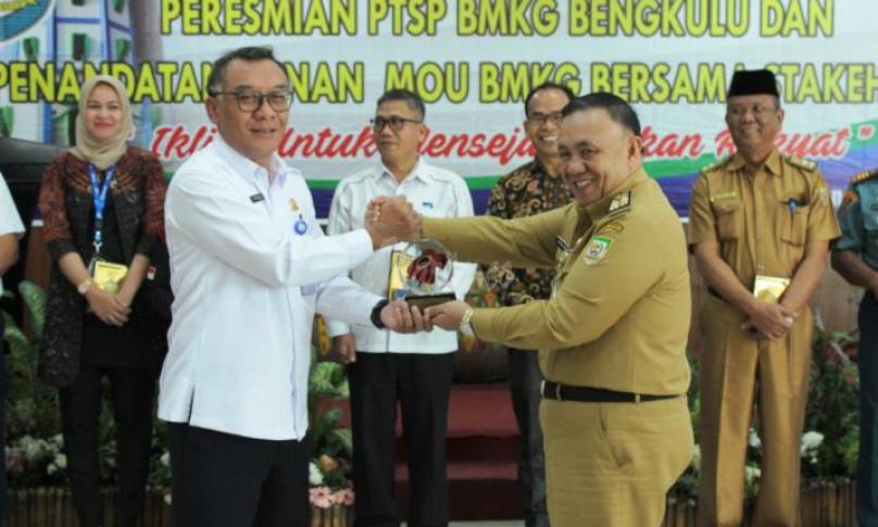 Sekda Nopian Andusti membuka Sekolah Lapangan Iklim (SLI), Sosialisasi Agroklimat, Penandatanganan MoU dengan Stakeholder BMKG dan Peresmian Kantor PTSP BMKG Bengkulu, di ruang pertemuan salah satu Hotel di Kota Bengkulu, Selasa (06/08).