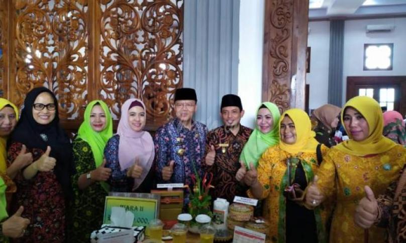 Tim TP PKK Kota Bengkulu berswafoto bersama Gubernur dan Wakil Walikota Bengkulu