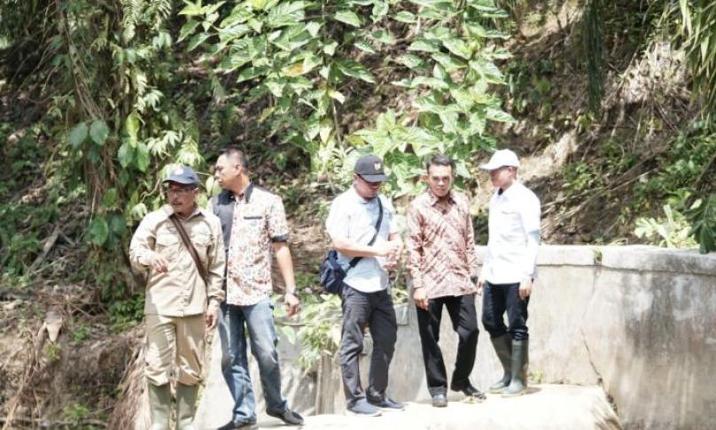 Bupati Bengkulu Selatan, Gusnan Mulyadi langsung turun dan memberikan bantuan pompa air