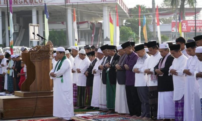 Gubernur Bengkulu Rohidin Mersyah beserta keluarga melaksanakan Shalat Ied di Masjid Raya Baitul Izzah, Minggu(11/8).
