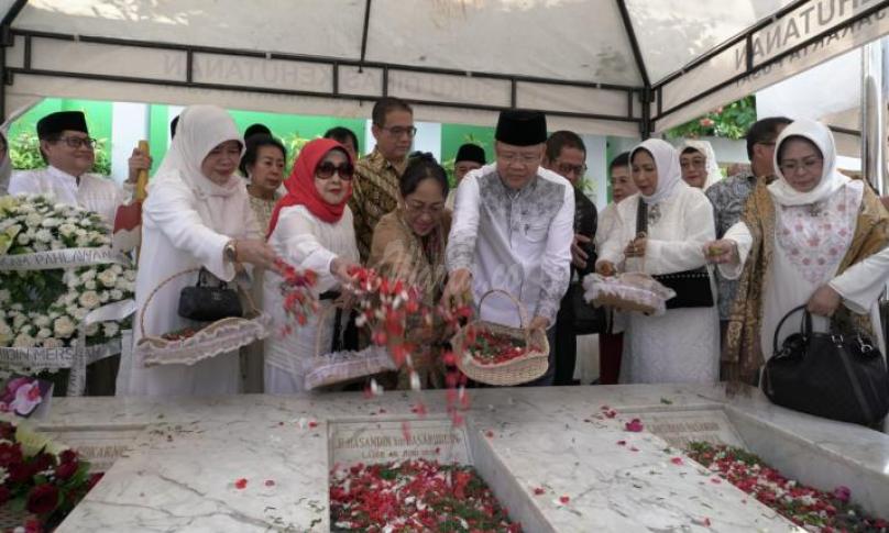 Gubernur Bengkulu Rohidin Mersyah pimpin ziarah ke makam pahlawan nasional penjahit Sang Saka Merah Puyih Fatmawati Soekarno, di TPU Karet Bivak Jakarta, Selasa (13/8).