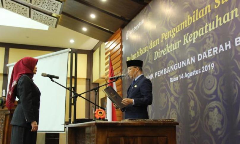 Gubernur Bengkulu (Dr. H. Rohidin Mersyah) Lantik Direktur Kepatuhan Bank Bengkulu