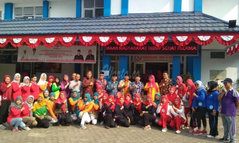Kepala Dinas Kesehatan Kota Bengkulu berswafoto bersama staff dan peserta lomba