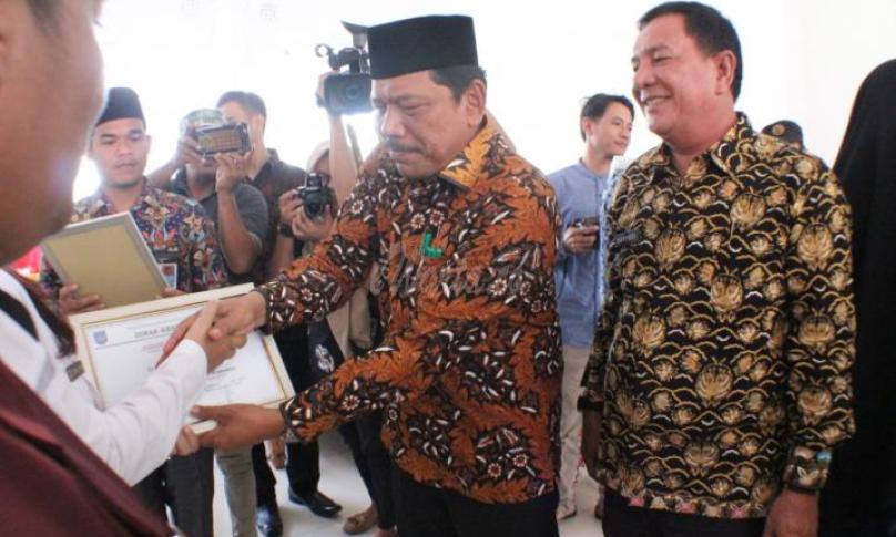 Bupati Bengkulu Utara, Ir. H. Mian menyerahkan bingkisan dan penghargaan kepada pejuang Veteran, Purnawirawan dan Warakawuri juga puluhan ASN berprestasi