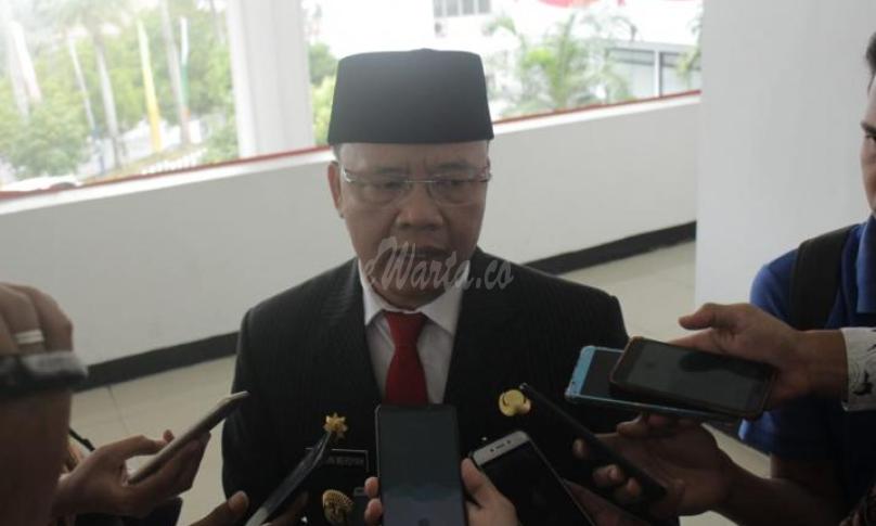 Gubernur Bengkulu (Dr. H. Rohidin Mersyah) saat memberikan kererangan kepada awak media