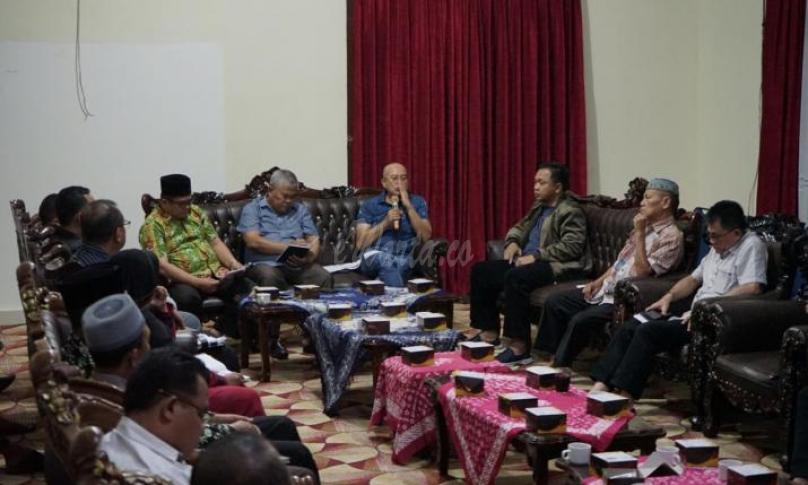 Gusnan Mulyadi pimpin Rakor bersama Instansi terkait, Camat, Lurah dan Kades di Balai Sekundang, Minggu (18/8) malam.